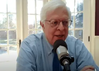 Apresentador passa meses abraçando desconhecidos para tentar pegar Covid e testa positivo