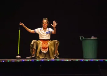 Palhaça faxineira traz diversão e reflexão na programação do V Festival Matias de Teatro de Rua