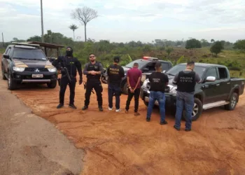 A troca de informações entre as forças de segurança possibilitou a montagem da barreira de forma estratégica e a interceptação dos veículos com a prisão em flagrante dos envolvidos (Foto: Ascom/PC)