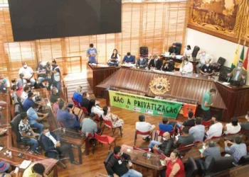 Na Aleac, lideranças políticas e sindicais afirmam que privatização do saneamento básico vai encarecer conta para os consumidores