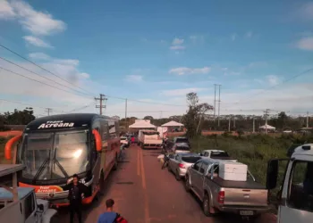 Interdição já forma filas de veículos na BR-364 – Foto: Arquivo pessoal