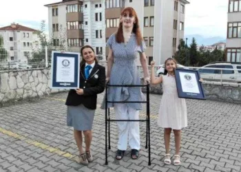 Guiness registra que turca de 24 anos é a mulher mais alta do mundo