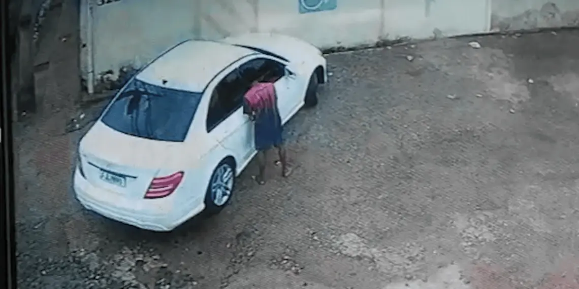 homem rouba celular de criança no carro