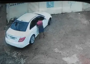 homem rouba celular de criança no carro