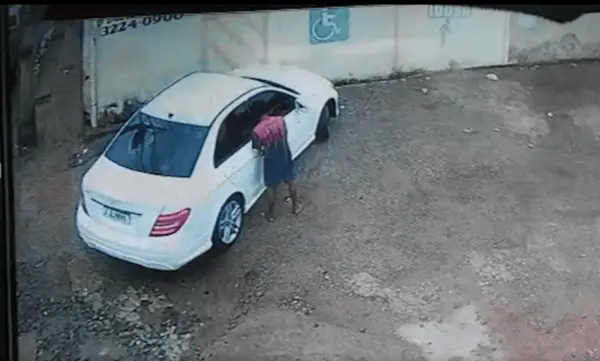 Vídeo flagra homem roubando celular de criança dentro de carro no bairro Bosque