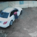 homem rouba celular de criança no carro
