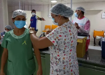 Cruzeiro do Sul inicia vacinação de idosos a partir de 60 anos