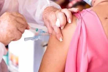 Outubro Rosa: programação no Via Verde Shopping oferecerá vacinação contra Covid-19 e Influenza nesta sexta-feira