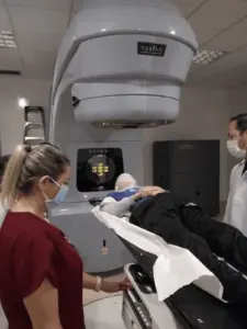 Família pede ajuda para tratamento de adolescente que teve câncer de cérebro