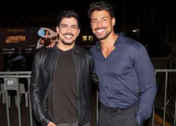 Cauã Reymond surge com irmão mais novo em evento e web comenta beleza: 'Tanto faz'