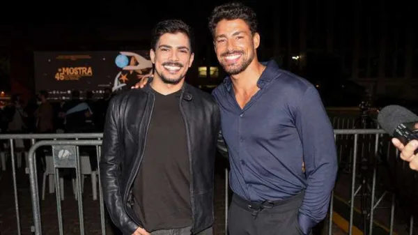 Cauã Reymond surge com irmão mais novo em evento e web comenta beleza: 'Tanto faz'