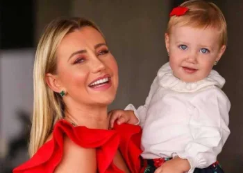 Ana Paula Siebert rebate críticas após falar que a filha dorme com a babá