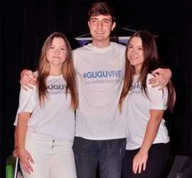 Após briga com irmãs, filho de Gugu Liberato comemora aniversário com mãe e namorada
