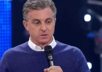 Luciano Huck é acusado de egocentrismo, insensibilidade e gordofobia em tributo a Marília Mendonça: "Podre"