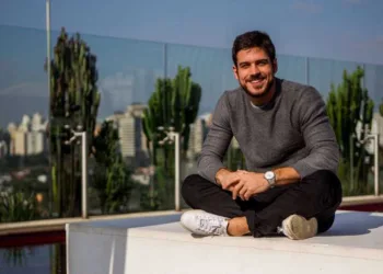 ‘Que não tenhamos mais medo de existir’, diz Marco Pigossi após assumir namoro com cineasta