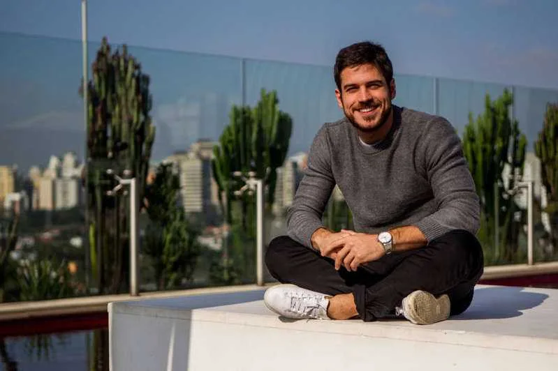 ‘Que não tenhamos mais medo de existir’, diz Marco Pigossi após assumir namoro com cineasta