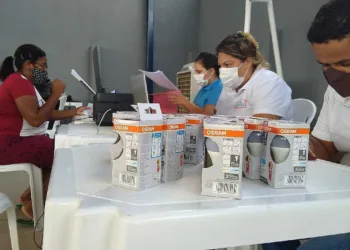 Somente este ano, já foram substituídas 11,4 mil lâmpadas pela Energisa Acre através do Projeto Nossa Energia que faz parte do Programa de Eficiência Energética (Foto: Divulgação/Energisa Acre)