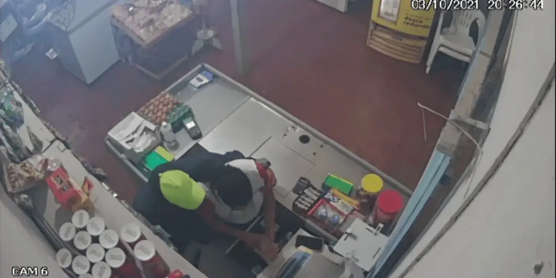 Vídeo flagra momento em que assaltante rende funcionária de distribuidora; Acusado foi preso 1 Vídeo flagra momento em que assaltante rende funcionária de distribuidora; Acusado foi preso
