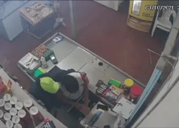 Vídeo flagra momento em que assaltante rende funcionária de distribuidora; Acusado foi preso
