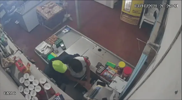 Vídeo flagra momento em que assaltante rende funcionária de distribuidora; Acusado foi preso