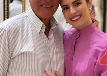 Belo click da empresária Fernanda Teixeira com seu avô, pecuarista Eliezer Teixeira, que completou 77 anos e, em clima intimista comemorou a data