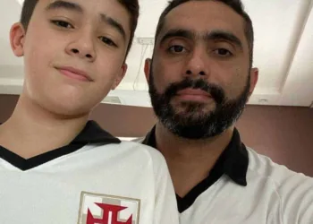 Parabéns ao odontólogo Leonardo Lopes, aniversariante do dia 25. Na foto com o filho, Leozinho