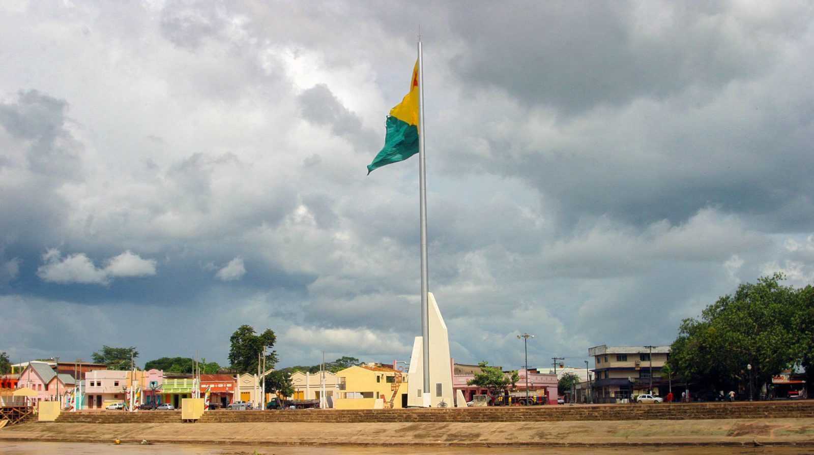 No calçadão da gameleira, impera o imponente mastro com a bandeira exuberante de um povo que um dia lutou para ser brasileiro.