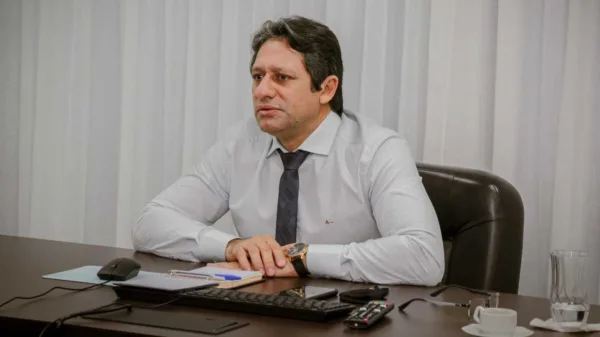 Em menos de 24 horas, Gladson nomeia e exonera Rômulo Grandidier do cargo de diretor da Casa Civil