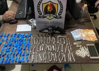 PM prende mulher com mais de 60 trouxinhas de cocaína e quase 100 pedras de crack, no Bahia Nova