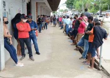 Longas filas marcam primeiro dia de pagamento do Auxílio Brasil, em Rio Branco