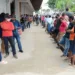 Longas filas marcam primeiro dia de pagamento do Auxílio Brasil, em Rio Branco