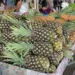 No Mercado Elias Mansour, o abacaxi ganha destaque nas bancas atraindo mais consumidores (Foto: