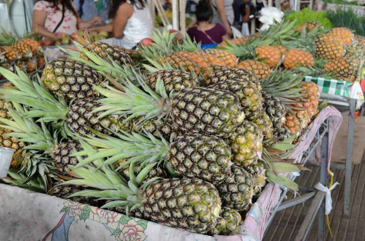 No Mercado Elias Mansour, o abacaxi ganha destaque nas bancas atraindo mais consumidores (Foto:
