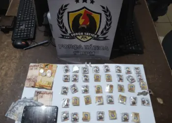 Homem de 19 anos tenta fugir, mas é preso com drogas em Rio Branco 19 drogas PM