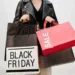 Ofertas como a Black Friday podem ser uma tentação para o consumidor endividado (Foto: Max Fischer/Pexels)