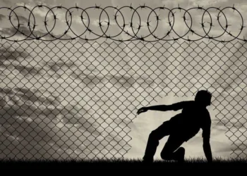 Iraniano que realizava entrada ilegal de estrangeiros no país é condenado a pagar salários mínimos, no Acre
