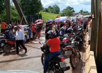 Bloqueio na ponte de Sena Madureira ocorre desde a manhã desta sexta-feira, 26 (Foto: Aldejane Queiróz/Arquivo pessoal)