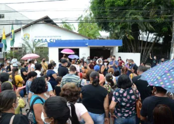 Servidores da Educação protestam em frente a Casa Civil por inclusão no PL que concede abono salarial