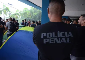 Policiais penais acampam em frente à Aleac e projeto que regulamenta a carreira é retirado de pauta