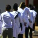 Médicos chegam ao local de prova para a segunda etapa do Exame Nacional de Revalidação de Diplomas Médicos Expedidos por Instituição de Educação Superior Estrangeira (Revalida) 2020, em Brasília.