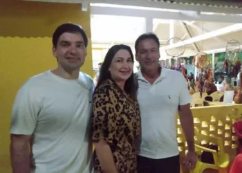Mercedes Barbosa  e Eliezer Silva com o filho Wilson  Barbosa Neto na última sexta feira no Point do Pato