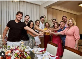Renato Leite e Diana Frota trocaram alianças de noivado no último final de semana