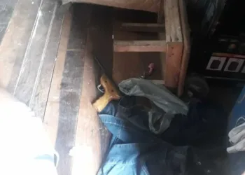 Arma que teria sido usada no crime foi encontrada por policiais militares (Foto: Cedida/PMAC)