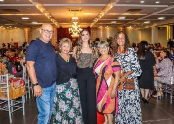 Com o objetivo de arrecadar recursos para a Ala Infantil do Hospital do Câncer – Unacon foi realizado o 2º Chá das Mulheres da Indústria, no dia 8 de dezembro, no AFA Jardim.  Uma noite de confraternização entre mulheres da indústria e que apoiam a causa, com um coquetel especial, atrações musicais, desfile de moda, bazar solidário, sorteios de brindes, cabine de massagem, espaço para fotos, entre outras atrações. Na foto Presidente da FIEAC, José Adriano Ribeiro; coordenadora do Grupo Mulheres da Indústria, Ray Holanda; primeira-dama do Acre, Ana Paula Cameli; Marluce e Zú Oliveira.