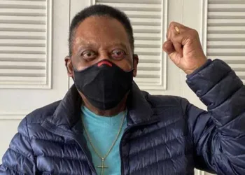 Pelé volta a ser internado para tratar tumor no cólon
