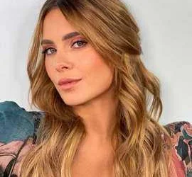 Aos 43 anos de idade, Carolina Dieckmann nega que pareça estar com 20: Estou bem