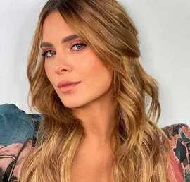 Aos 43 anos de idade, Carolina Dieckmann nega que pareça estar com 20: Estou bem