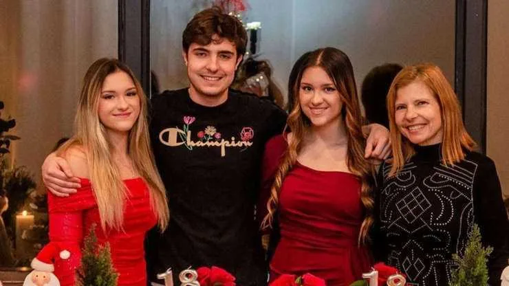 Após briga por herança, filhas de Gugu reúnem família em festa de 18 anos