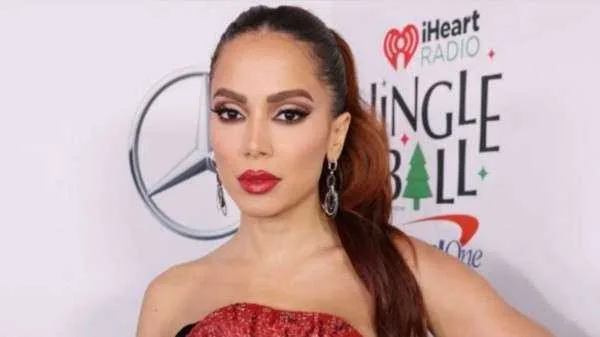 Anitta se pronuncia sobre versão de música feita por MC Melody e manda recado para o pai da cantora