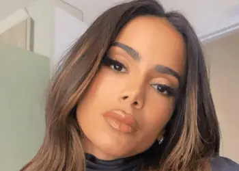 Anitta brinca com previsão para vida amorosa em 2022: "Carência"